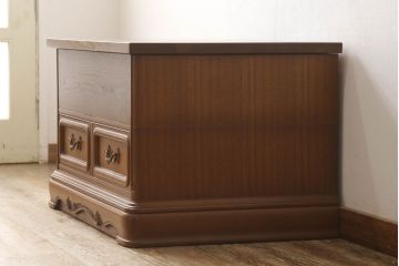 婚礼箪笥をベッドフレームとデスク、ベンチチェストにリメイク!扉をヘッドボードに加工し、フレームは新材で作成。天板・側面・扉の飾り部分はデスクに。下部引き出しを2杯に切り分け、前板のモールディングを再現しベンチチェストに。