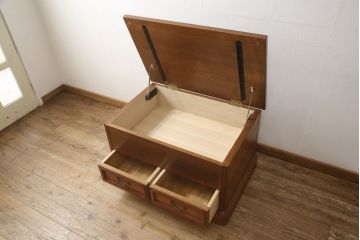 婚礼箪笥をベッドフレームとデスク、ベンチチェストにリメイク!扉をヘッドボードに加工し、フレームは新材で作成。天板・側面・扉の飾り部分はデスクに。下部引き出しを2杯に切り分け、前板のモールディングを再現しベンチチェストに。