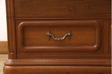 婚礼箪笥をベッドフレームとデスク、ベンチチェストにリメイク!扉をヘッドボードに加工し、フレームは新材で作成。天板・側面・扉の飾り部分はデスクに。下部引き出しを2杯に切り分け、前板のモールディングを再現しベンチチェストに。