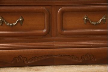 婚礼箪笥をベッドフレームとデスク、ベンチチェストにリメイク!扉をヘッドボードに加工し、フレームは新材で作成。天板・側面・扉の飾り部分はデスクに。下部引き出しを2杯に切り分け、前板のモールディングを再現しベンチチェストに。