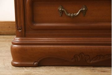 婚礼箪笥をベッドフレームとデスク、ベンチチェストにリメイク!扉をヘッドボードに加工し、フレームは新材で作成。天板・側面・扉の飾り部分はデスクに。下部引き出しを2杯に切り分け、前板のモールディングを再現しベンチチェストに。