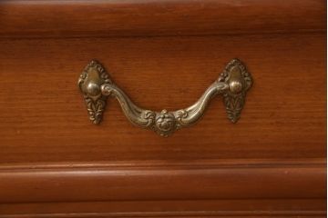 婚礼箪笥をベッドフレームとデスク、ベンチチェストにリメイク!扉をヘッドボードに加工し、フレームは新材で作成。天板・側面・扉の飾り部分はデスクに。下部引き出しを2杯に切り分け、前板のモールディングを再現しベンチチェストに。