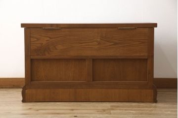 婚礼箪笥をベッドフレームとデスク、ベンチチェストにリメイク!扉をヘッドボードに加工し、フレームは新材で作成。天板・側面・扉の飾り部分はデスクに。下部引き出しを2杯に切り分け、前板のモールディングを再現しベンチチェストに。