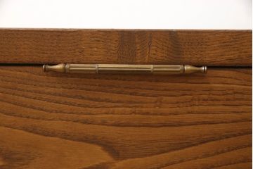 婚礼箪笥をベッドフレームとデスク、ベンチチェストにリメイク!扉をヘッドボードに加工し、フレームは新材で作成。天板・側面・扉の飾り部分はデスクに。下部引き出しを2杯に切り分け、前板のモールディングを再現しベンチチェストに。