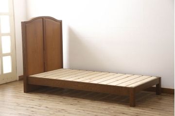 婚礼箪笥をベッドフレームとデスク、ベンチチェストにリメイク!扉をヘッドボードに加工し、フレームは新材で作成。天板・側面・扉の飾り部分はデスクに。下部引き出しを2杯に切り分け、前板のモールディングを再現しベンチチェストに。