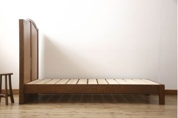 婚礼箪笥をベッドフレームとデスク、ベンチチェストにリメイク!扉をヘッドボードに加工し、フレームは新材で作成。天板・側面・扉の飾り部分はデスクに。下部引き出しを2杯に切り分け、前板のモールディングを再現しベンチチェストに。