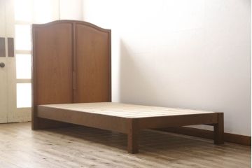 婚礼箪笥をベッドフレームとデスク、ベンチチェストにリメイク!扉をヘッドボードに加工し、フレームは新材で作成。天板・側面・扉の飾り部分はデスクに。下部引き出しを2杯に切り分け、前板のモールディングを再現しベンチチェストに。