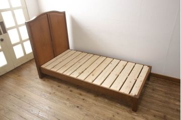婚礼箪笥をベッドフレームとデスク、ベンチチェストにリメイク!扉をヘッドボードに加工し、フレームは新材で作成。天板・側面・扉の飾り部分はデスクに。下部引き出しを2杯に切り分け、前板のモールディングを再現しベンチチェストに。