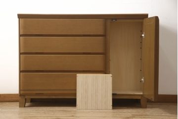 婚礼箪笥をチェストにリメイク!左側の引き出しをカットし、中央引き出し4段と扉収納部分を利用。奥行きも小さくリサイズし、台輪は取り外して木製脚を取り付け。