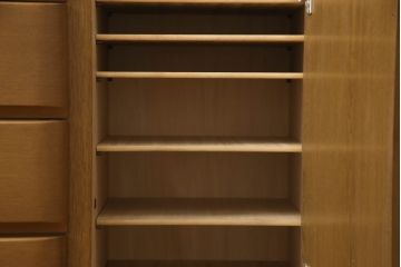 婚礼箪笥をチェストにリメイク!左側の引き出しをカットし、中央引き出し4段と扉収納部分を利用。奥行きも小さくリサイズし、台輪は取り外して木製脚を取り付け。