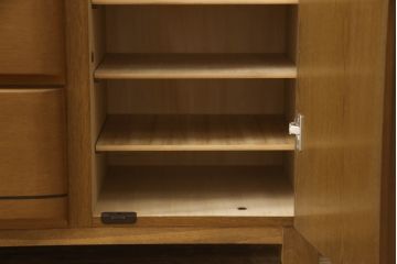 婚礼箪笥をチェストにリメイク!左側の引き出しをカットし、中央引き出し4段と扉収納部分を利用。奥行きも小さくリサイズし、台輪は取り外して木製脚を取り付け。