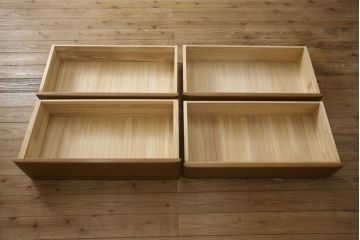 婚礼箪笥をチェストにリメイク!左側の引き出しをカットし、中央引き出し4段と扉収納部分を利用。奥行きも小さくリサイズし、台輪は取り外して木製脚を取り付け。