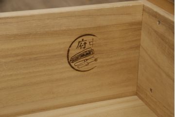 婚礼箪笥をチェストにリメイク!左側の引き出しをカットし、中央引き出し4段と扉収納部分を利用。奥行きも小さくリサイズし、台輪は取り外して木製脚を取り付け。