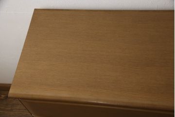 婚礼箪笥をチェストにリメイク!左側の引き出しをカットし、中央引き出し4段と扉収納部分を利用。奥行きも小さくリサイズし、台輪は取り外して木製脚を取り付け。