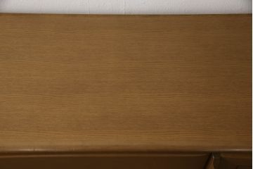 婚礼箪笥をチェストにリメイク!左側の引き出しをカットし、中央引き出し4段と扉収納部分を利用。奥行きも小さくリサイズし、台輪は取り外して木製脚を取り付け。