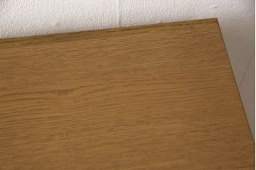 婚礼箪笥をチェストにリメイク!左側の引き出しをカットし、中央引き出し4段と扉収納部分を利用。奥行きも小さくリサイズし、台輪は取り外して木製脚を取り付け。