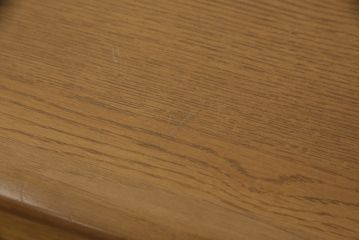婚礼箪笥をチェストにリメイク!左側の引き出しをカットし、中央引き出し4段と扉収納部分を利用。奥行きも小さくリサイズし、台輪は取り外して木製脚を取り付け。