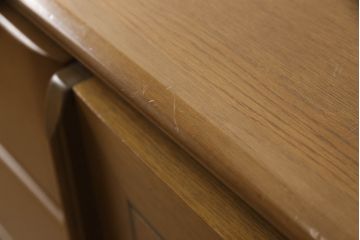 婚礼箪笥をチェストにリメイク!左側の引き出しをカットし、中央引き出し4段と扉収納部分を利用。奥行きも小さくリサイズし、台輪は取り外して木製脚を取り付け。