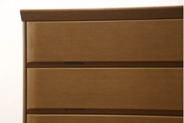 婚礼箪笥をチェストにリメイク!左側の引き出しをカットし、中央引き出し4段と扉収納部分を利用。奥行きも小さくリサイズし、台輪は取り外して木製脚を取り付け。