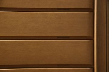 婚礼箪笥をチェストにリメイク!左側の引き出しをカットし、中央引き出し4段と扉収納部分を利用。奥行きも小さくリサイズし、台輪は取り外して木製脚を取り付け。