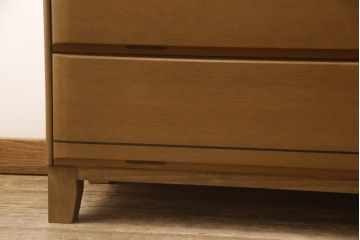 婚礼箪笥をチェストにリメイク!左側の引き出しをカットし、中央引き出し4段と扉収納部分を利用。奥行きも小さくリサイズし、台輪は取り外して木製脚を取り付け。