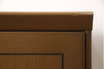 婚礼箪笥をチェストにリメイク!左側の引き出しをカットし、中央引き出し4段と扉収納部分を利用。奥行きも小さくリサイズし、台輪は取り外して木製脚を取り付け。