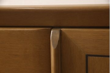 婚礼箪笥をチェストにリメイク!左側の引き出しをカットし、中央引き出し4段と扉収納部分を利用。奥行きも小さくリサイズし、台輪は取り外して木製脚を取り付け。