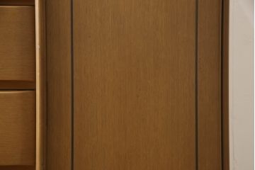 婚礼箪笥をチェストにリメイク!左側の引き出しをカットし、中央引き出し4段と扉収納部分を利用。奥行きも小さくリサイズし、台輪は取り外して木製脚を取り付け。