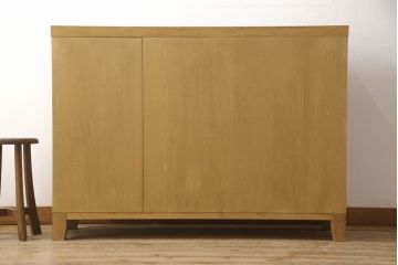 婚礼箪笥をチェストにリメイク!左側の引き出しをカットし、中央引き出し4段と扉収納部分を利用。奥行きも小さくリサイズし、台輪は取り外して木製脚を取り付け。