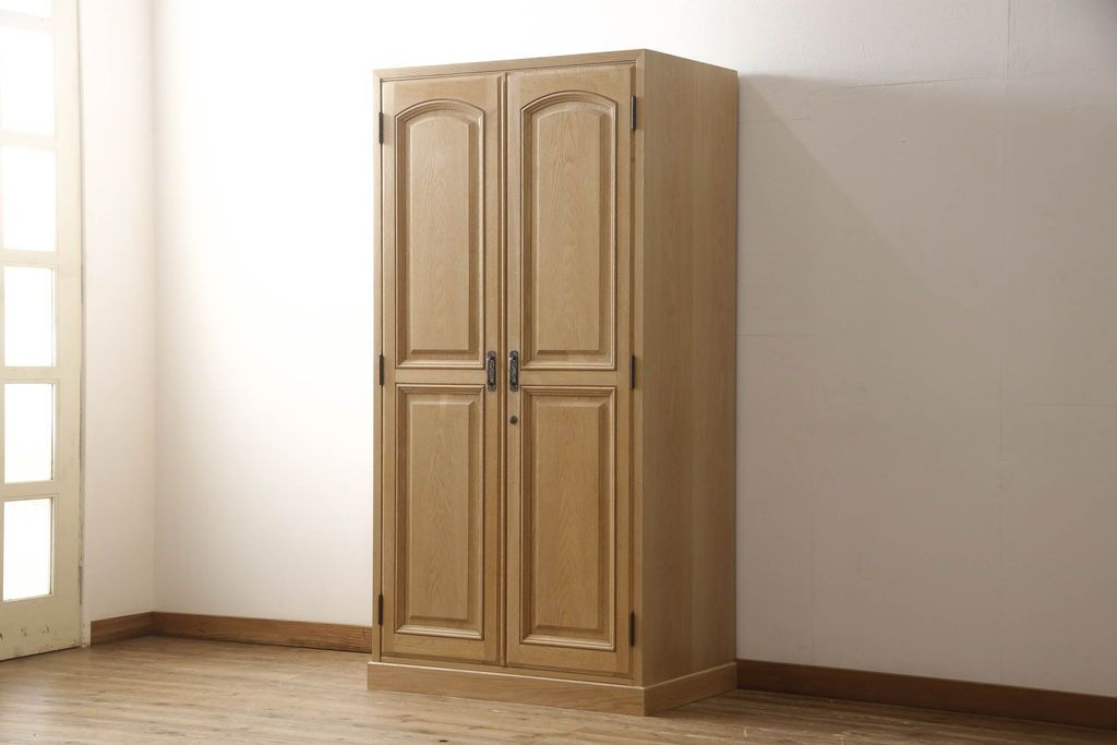 ワードローブを小さくリメイク!幅を小さくリサイズし、天板・台輪はカットしてシンプルなものに変更。ハンドルを交換し鍵穴隠しカバーを取り付け。全体の塗装を剥離してクリアワックス仕上げ。