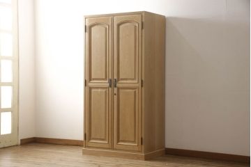 ワードローブを小さくリメイク!幅を小さくリサイズし、天板・台輪はカットしてシンプルなものに変更。ハンドルを交換し鍵穴隠しカバーを取り付け。全体の塗装を剥離してクリアワックス仕上げ。