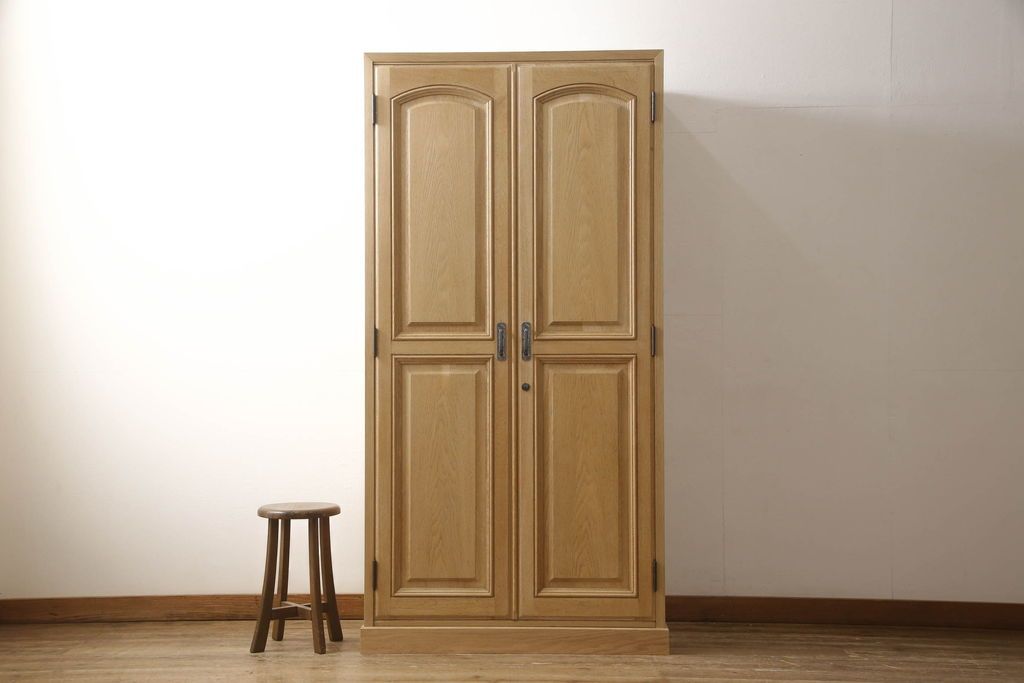 ワードローブを小さくリメイク!幅を小さくリサイズし、天板・台輪はカットしてシンプルなものに変更。ハンドルを交換し鍵穴隠しカバーを取り付け。全体の塗装を剥離してクリアワックス仕上げ。