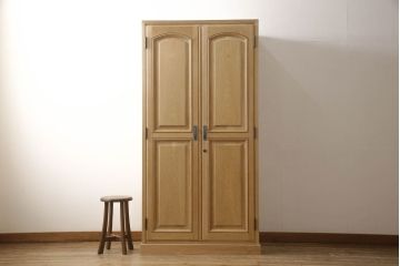 ワードローブを小さくリメイク!幅を小さくリサイズし、天板・台輪はカットしてシンプルなものに変更。ハンドルを交換し鍵穴隠しカバーを取り付け。全体の塗装を剥離してクリアワックス仕上げ。