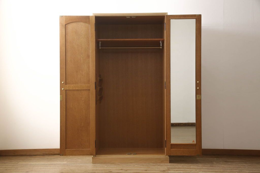 ワードローブを小さくリメイク!幅を小さくリサイズし、天板・台輪はカットしてシンプルなものに変更。ハンドルを交換し鍵穴隠しカバーを取り付け。全体の塗装を剥離してクリアワックス仕上げ。