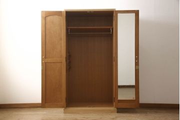 ワードローブを小さくリメイク!幅を小さくリサイズし、天板・台輪はカットしてシンプルなものに変更。ハンドルを交換し鍵穴隠しカバーを取り付け。全体の塗装を剥離してクリアワックス仕上げ。