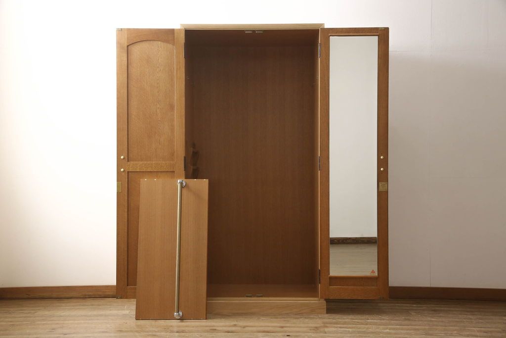 ワードローブを小さくリメイク!幅を小さくリサイズし、天板・台輪はカットしてシンプルなものに変更。ハンドルを交換し鍵穴隠しカバーを取り付け。全体の塗装を剥離してクリアワックス仕上げ。