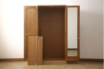 ワードローブを小さくリメイク!幅を小さくリサイズし、天板・台輪はカットしてシンプルなものに変更。ハンドルを交換し鍵穴隠しカバーを取り付け。全体の塗装を剥離してクリアワックス仕上げ。