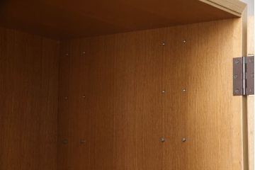 ワードローブを小さくリメイク!幅を小さくリサイズし、天板・台輪はカットしてシンプルなものに変更。ハンドルを交換し鍵穴隠しカバーを取り付け。全体の塗装を剥離してクリアワックス仕上げ。