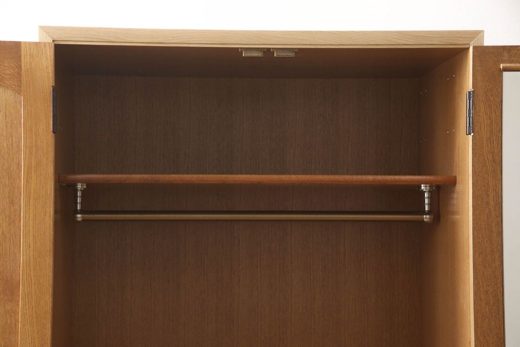 ワードローブを小さくリメイク!幅を小さくリサイズし、天板・台輪はカットしてシンプルなものに変更。ハンドルを交換し鍵穴隠しカバーを取り付け。全体の塗装を剥離してクリアワックス仕上げ。