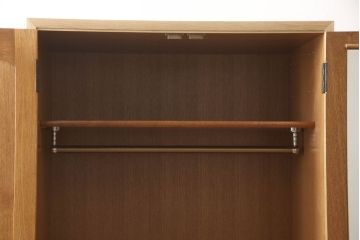 ワードローブを小さくリメイク!幅を小さくリサイズし、天板・台輪はカットしてシンプルなものに変更。ハンドルを交換し鍵穴隠しカバーを取り付け。全体の塗装を剥離してクリアワックス仕上げ。