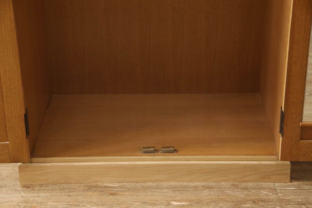 ワードローブを小さくリメイク!幅を小さくリサイズし、天板・台輪はカットしてシンプルなものに変更。ハンドルを交換し鍵穴隠しカバーを取り付け。全体の塗装を剥離してクリアワックス仕上げ。