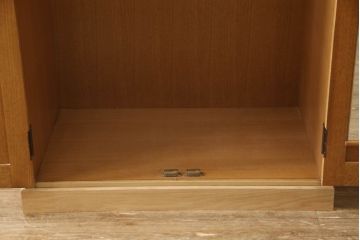 ワードローブを小さくリメイク!幅を小さくリサイズし、天板・台輪はカットしてシンプルなものに変更。ハンドルを交換し鍵穴隠しカバーを取り付け。全体の塗装を剥離してクリアワックス仕上げ。