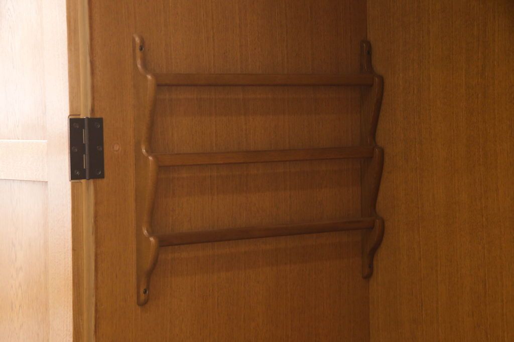 ワードローブを小さくリメイク!幅を小さくリサイズし、天板・台輪はカットしてシンプルなものに変更。ハンドルを交換し鍵穴隠しカバーを取り付け。全体の塗装を剥離してクリアワックス仕上げ。