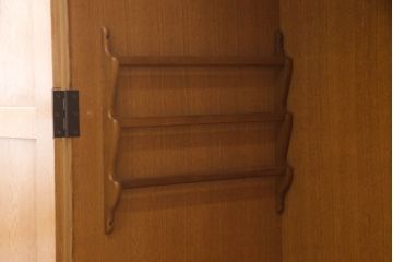 ワードローブを小さくリメイク!幅を小さくリサイズし、天板・台輪はカットしてシンプルなものに変更。ハンドルを交換し鍵穴隠しカバーを取り付け。全体の塗装を剥離してクリアワックス仕上げ。