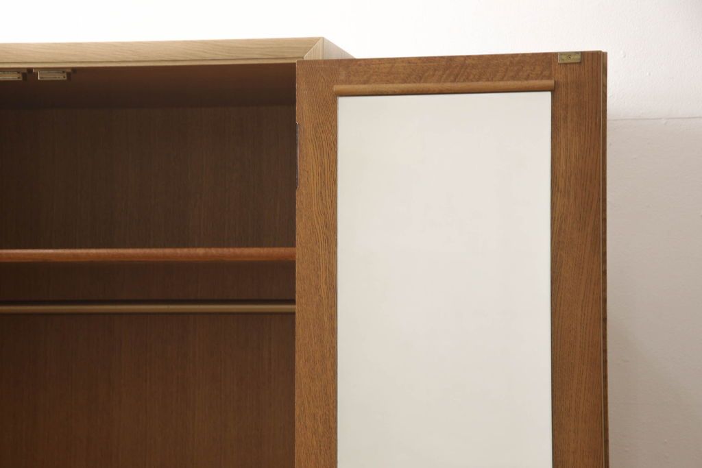 ワードローブを小さくリメイク!幅を小さくリサイズし、天板・台輪はカットしてシンプルなものに変更。ハンドルを交換し鍵穴隠しカバーを取り付け。全体の塗装を剥離してクリアワックス仕上げ。