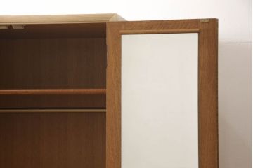 ワードローブを小さくリメイク!幅を小さくリサイズし、天板・台輪はカットしてシンプルなものに変更。ハンドルを交換し鍵穴隠しカバーを取り付け。全体の塗装を剥離してクリアワックス仕上げ。