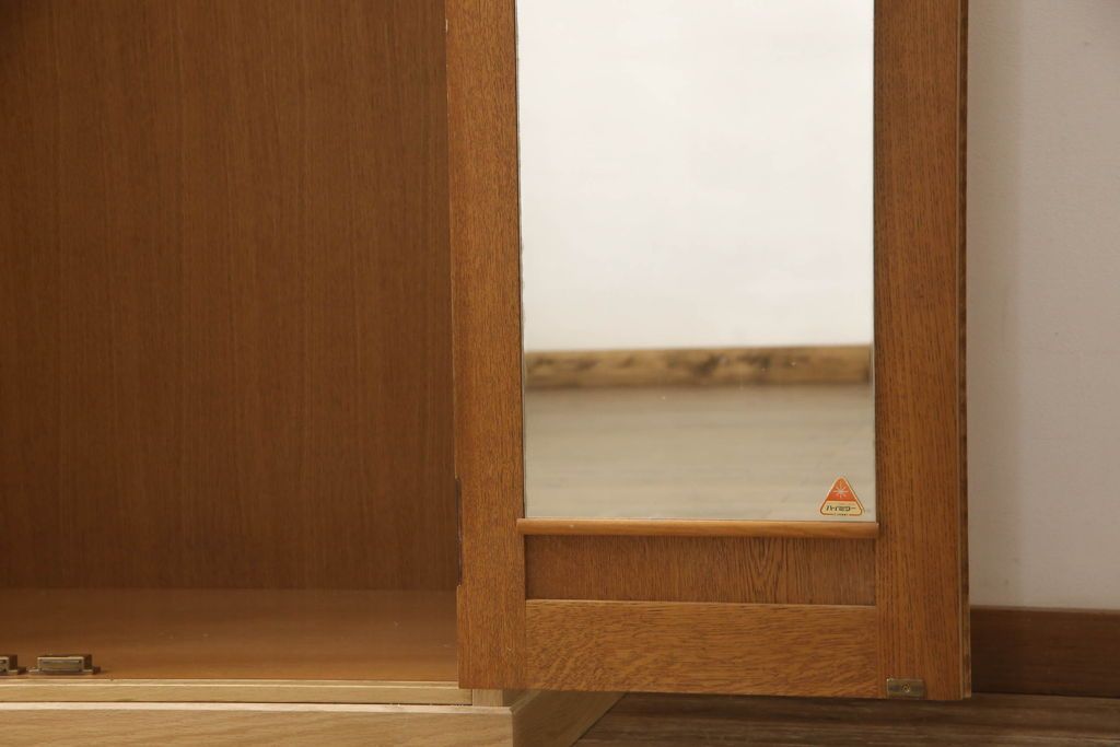 ワードローブを小さくリメイク!幅を小さくリサイズし、天板・台輪はカットしてシンプルなものに変更。ハンドルを交換し鍵穴隠しカバーを取り付け。全体の塗装を剥離してクリアワックス仕上げ。