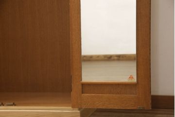 ワードローブを小さくリメイク!幅を小さくリサイズし、天板・台輪はカットしてシンプルなものに変更。ハンドルを交換し鍵穴隠しカバーを取り付け。全体の塗装を剥離してクリアワックス仕上げ。