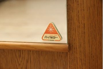 ワードローブを小さくリメイク!幅を小さくリサイズし、天板・台輪はカットしてシンプルなものに変更。ハンドルを交換し鍵穴隠しカバーを取り付け。全体の塗装を剥離してクリアワックス仕上げ。