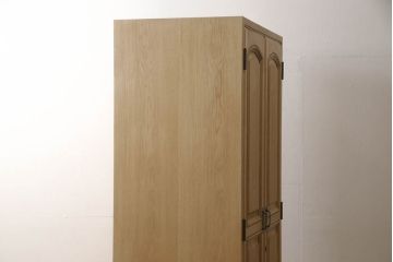 ワードローブを小さくリメイク!幅を小さくリサイズし、天板・台輪はカットしてシンプルなものに変更。ハンドルを交換し鍵穴隠しカバーを取り付け。全体の塗装を剥離してクリアワックス仕上げ。